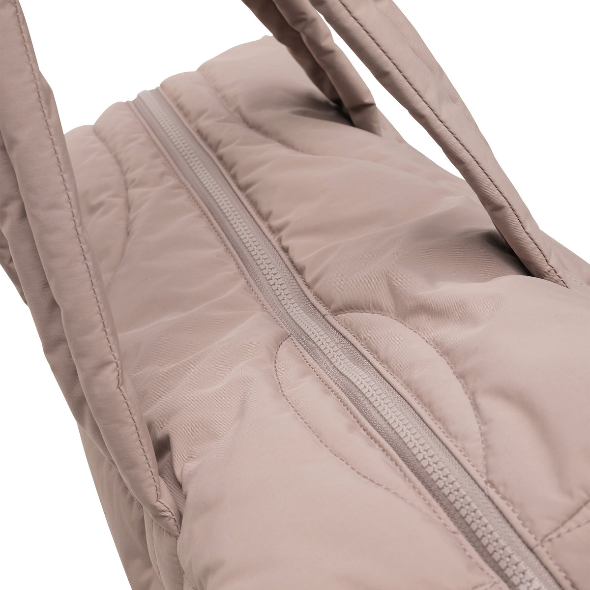 WAVY PUFFER EVERYDAY BAG Tasche in oyster (klassisches Taupe-Braun) als Detailaufnahme.
