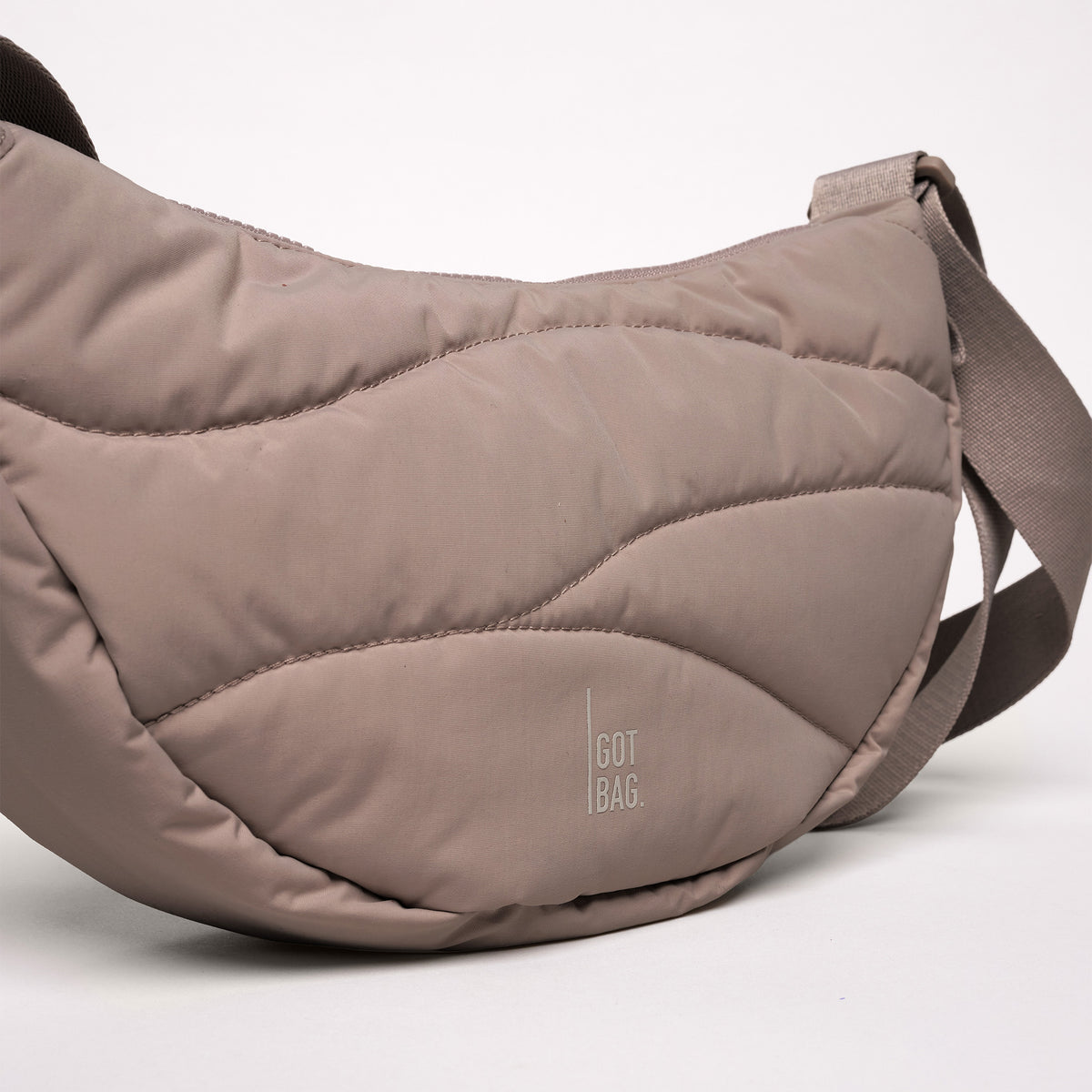 WAVY PUFFER MOON BAG Tasche in oyster (klassisches Taupe-Braun) als Detailaufnahme.