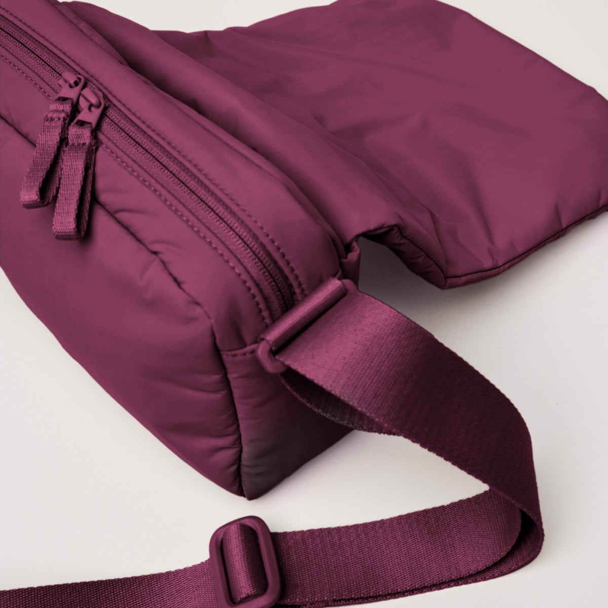 CLOUD CROSSBODY BAG Tasche in kraken (Weinrot) als Detailaufnahme.