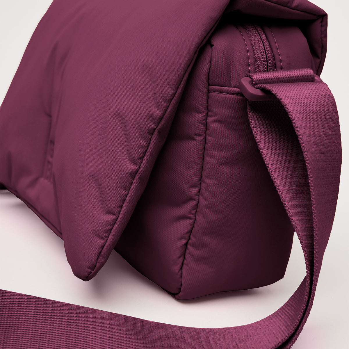 CLOUD CROSSBODY BAG Tasche in kraken (Weinrot) in seitlicher Ansicht auf hellem Hintergrund.