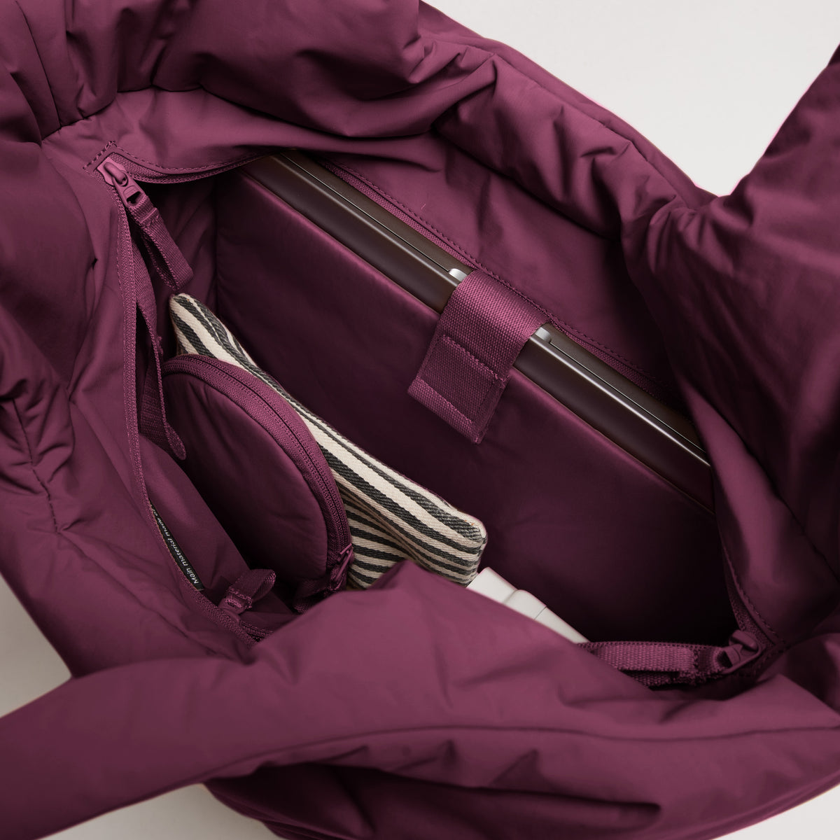 CLOUD TOTE BAG Tasche in kraken (Weinrot) als Detailaufnahme der Innenseite.
