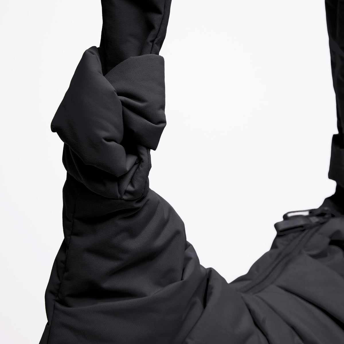 PLEAT MOON BAG LARGE Tasche in black (Schwarz), Detailaufnahme der gefalteten Textur und eines Knotens.