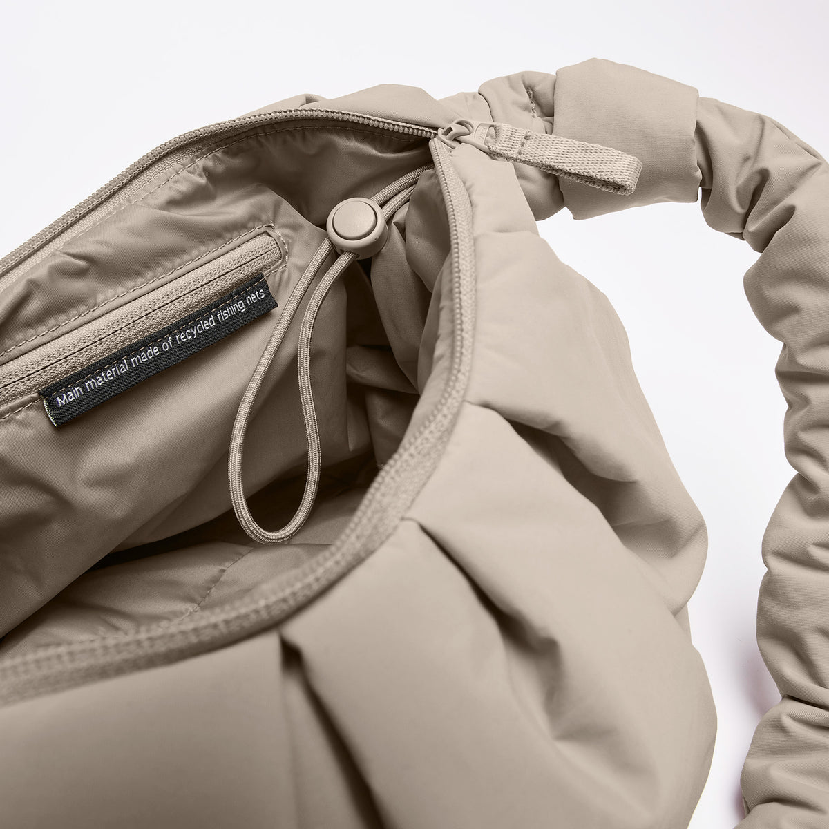 PLEAT MOON BAG LARGE Tasche in scallop (helles Beige) als Detailaufnahme.