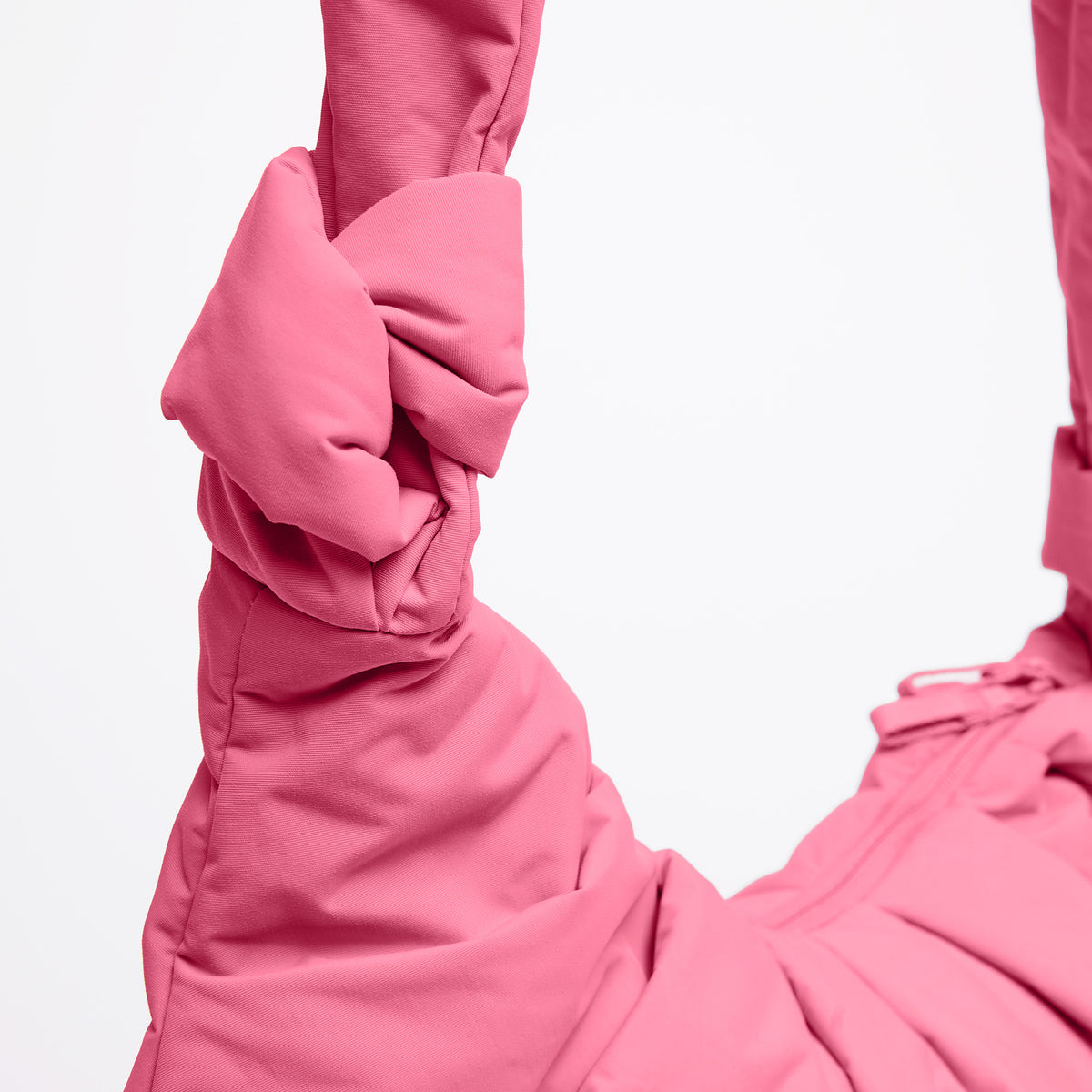 PLEAT MOON BAG LARGE Tasche in salina pink (leuchtendes Pink), Detailansicht mit Schleifendetail.
