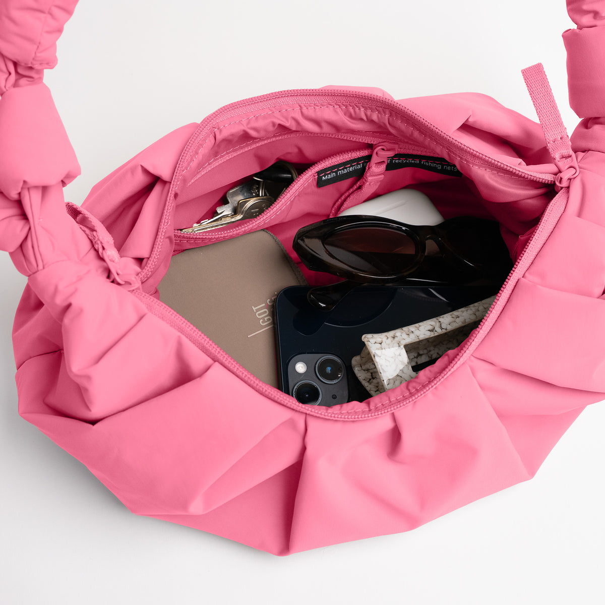 PLEAT MOON BAG SMALL Tasche in salina pink (leuchtendes Pink), Detailaufnahme der Innenansicht.