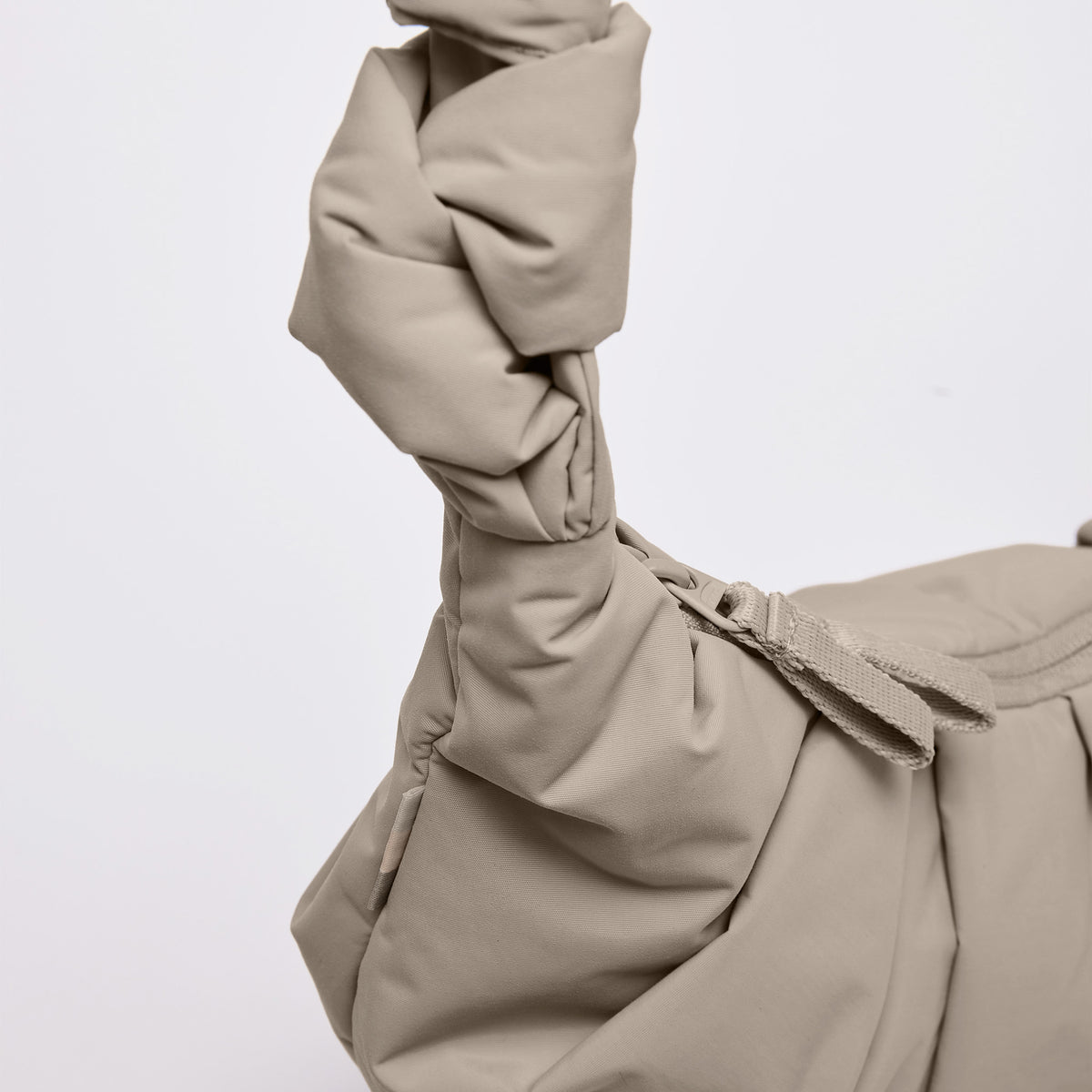 PLEAT MOON BAG SMALL Tasche mit geknotetem Träger in Detailaufnahme.
