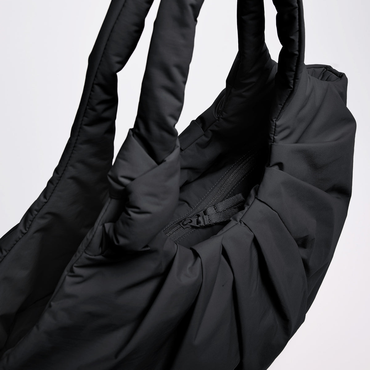 PLEAT TOTE BAG Tasche in black (Schwarz) als Detailaufnahme von oben mit Reißverschluss.
