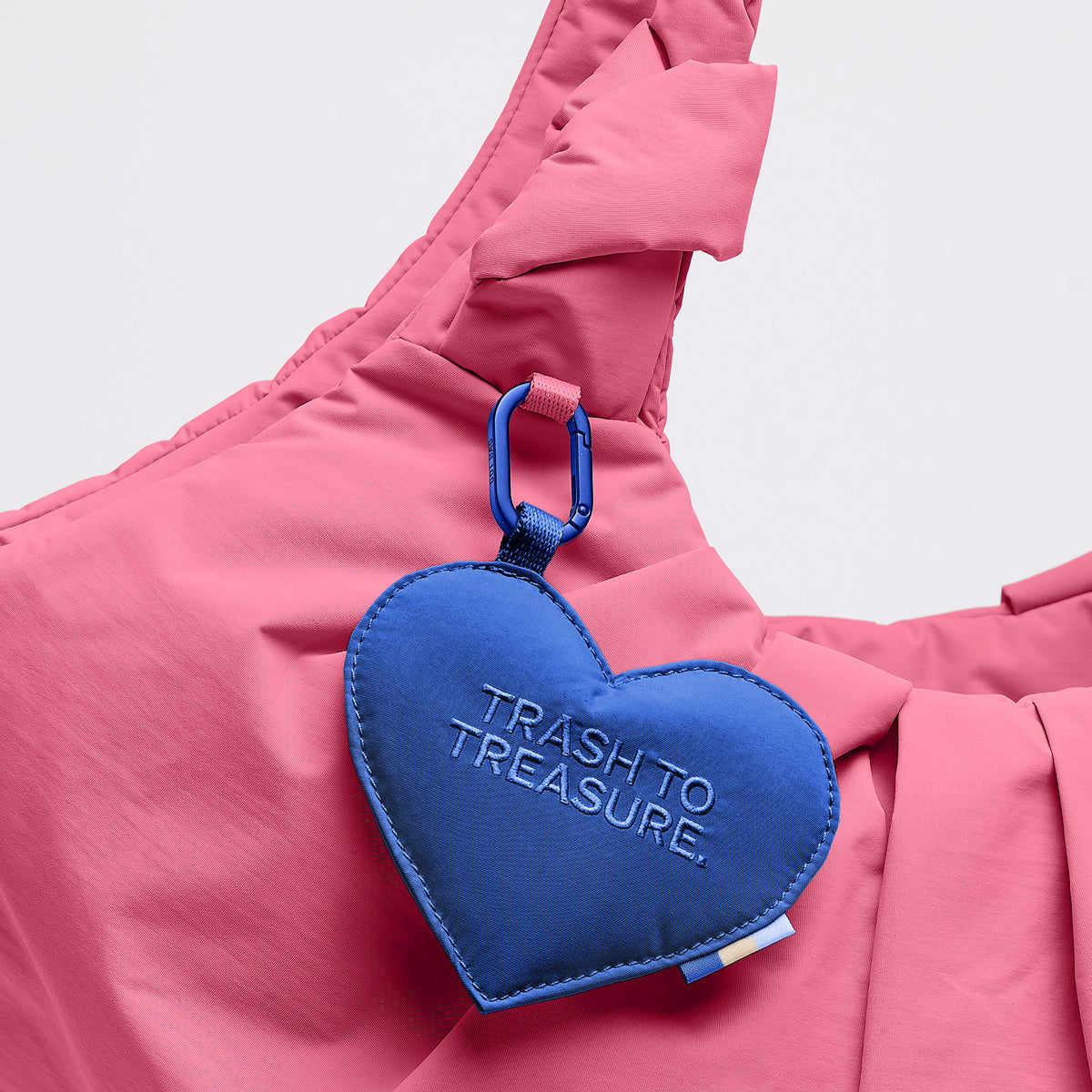 PLEAT TOTE BAG Tasche in salina pink (leuchtendes Pink) mit blauem Herzanhänger TRASH TO TREASURE.