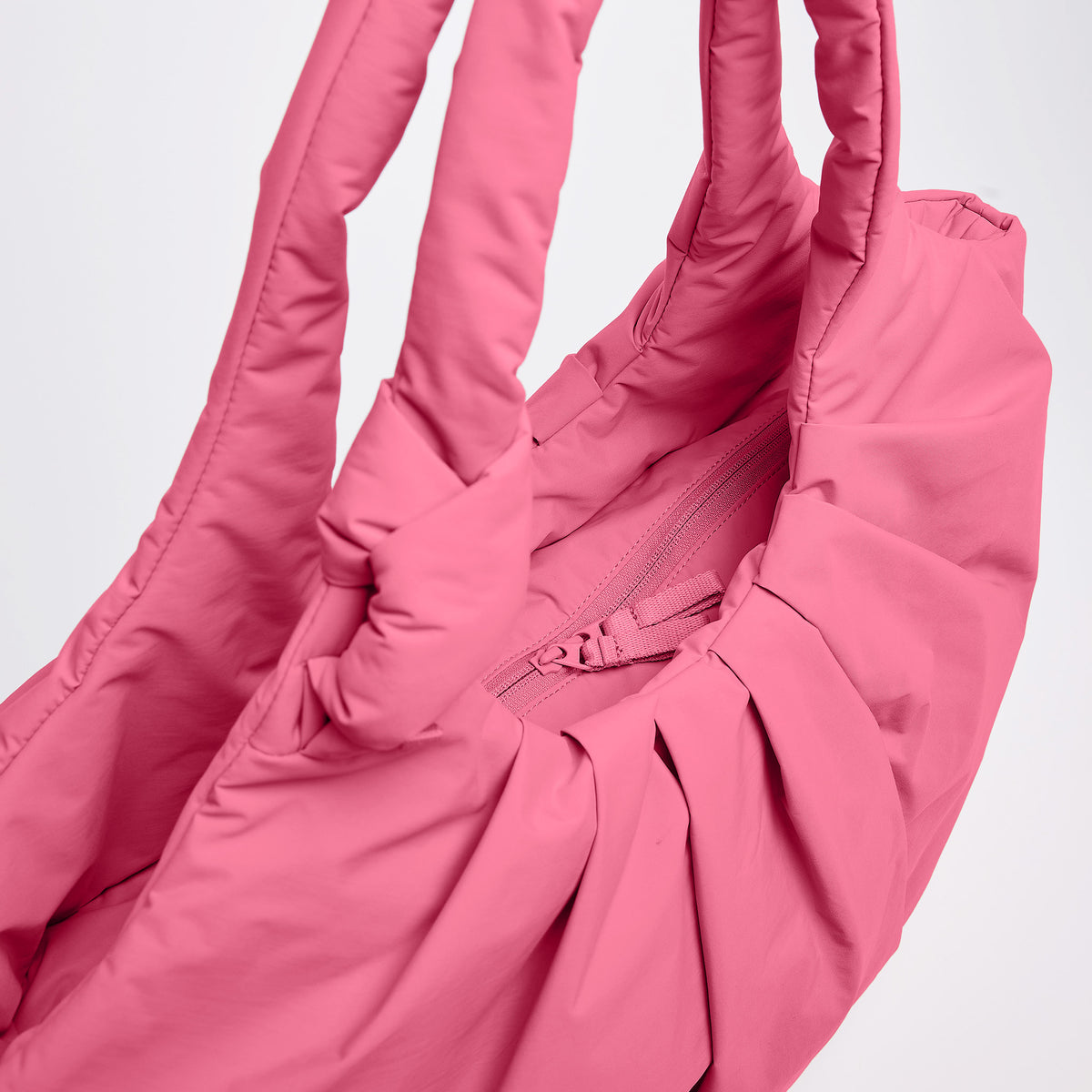 PLEAT TOTE BAG Tasche in salina pink (leuchtendes Pink) als Detailaufnahme.
