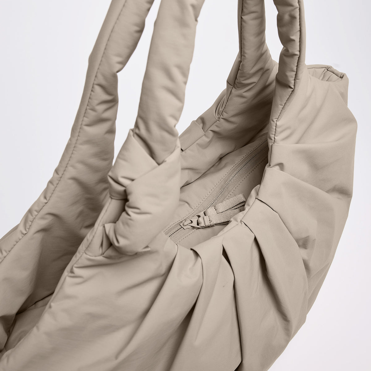 PLEAT TOTE BAG Tasche in scallop (helles Beige) als Detailaufnahme.