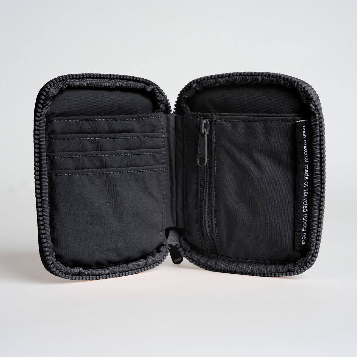 WALLET Accessoire in black (Schwarz) mit offener Innenansicht.
