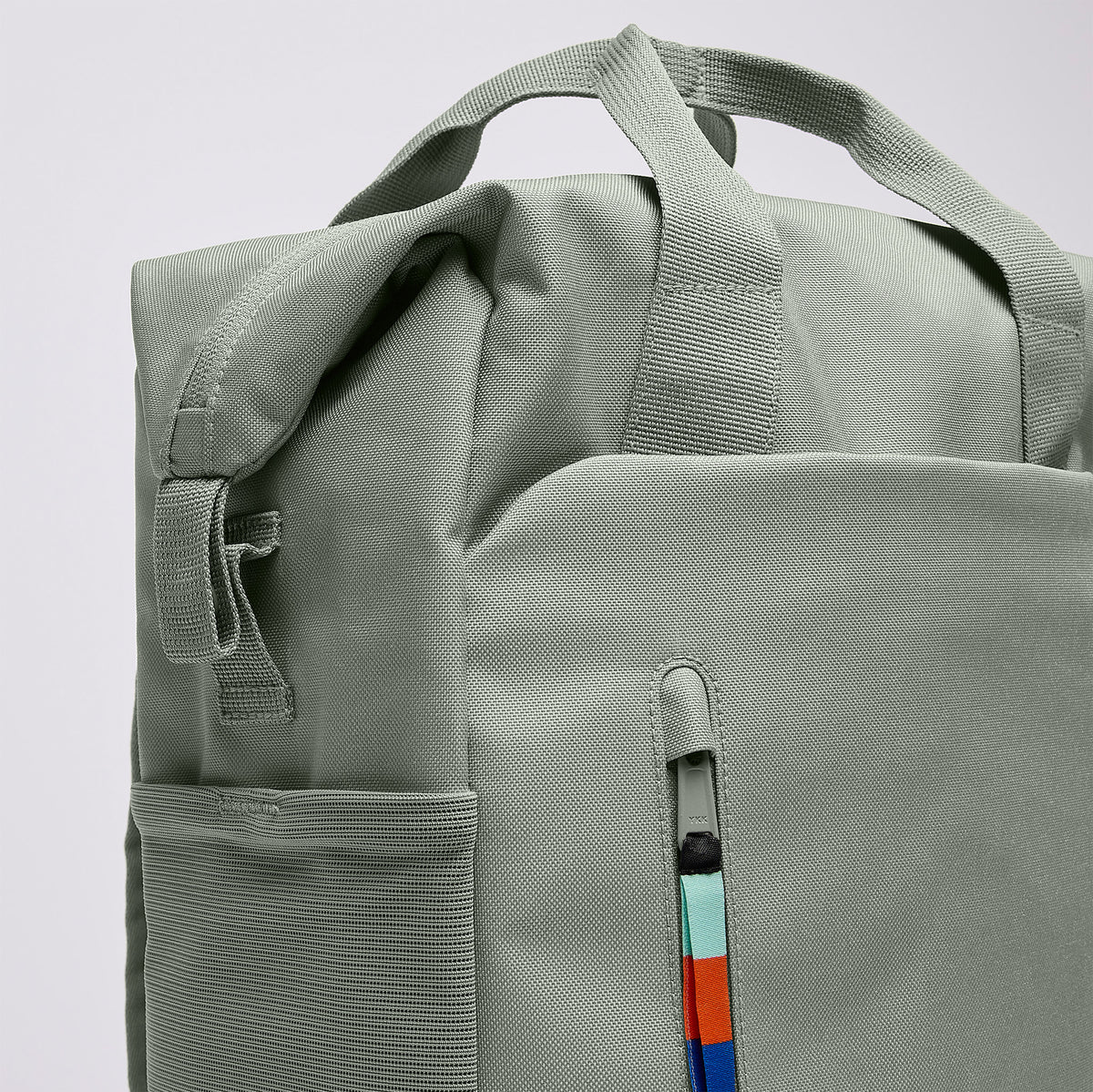 FLOW PACK Rucksack in bass (Salbeigrün) als Nahaufnahme.