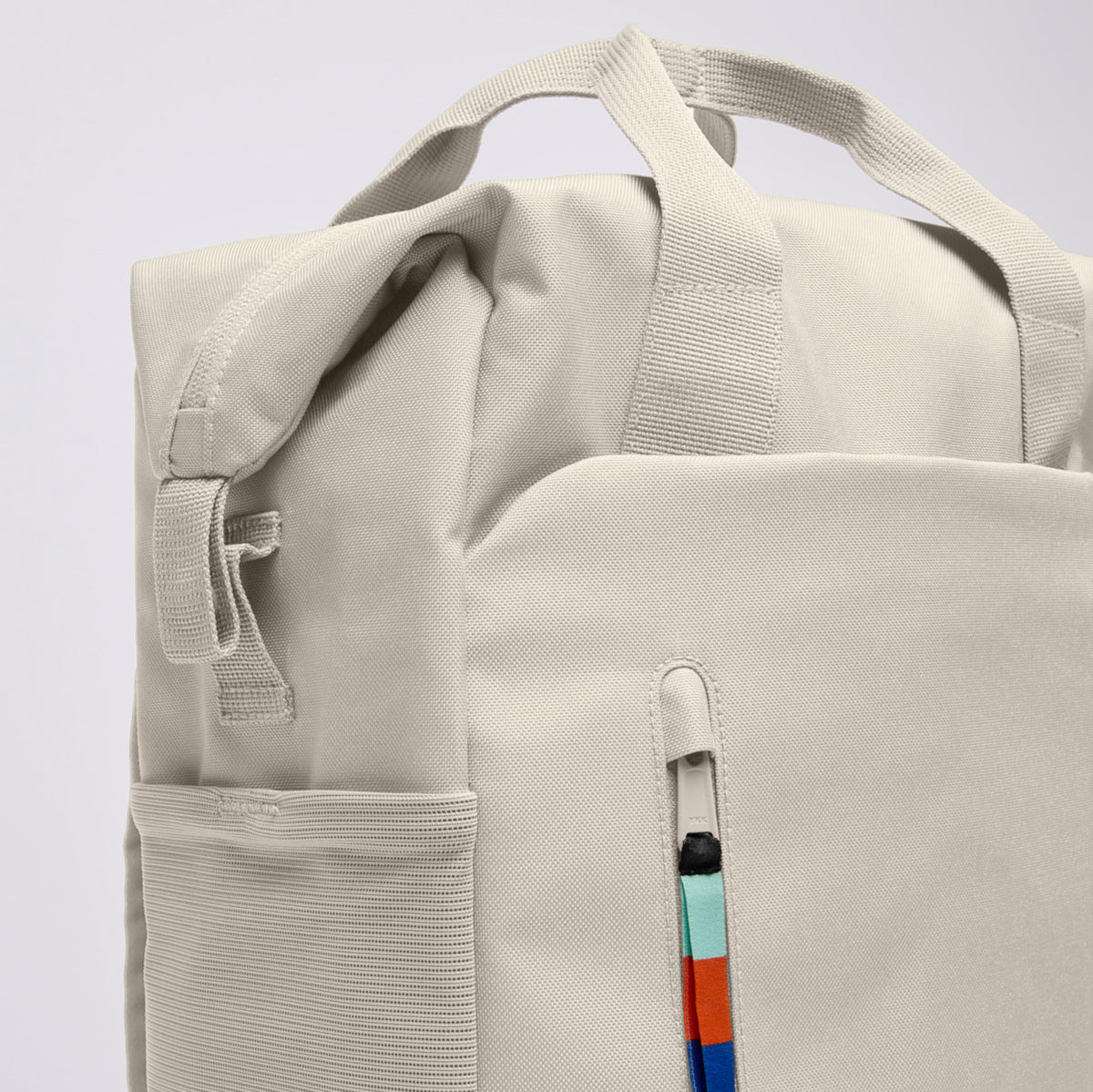 FLOW PACK Rucksack in soft shell (warmes Cremeweiß) als Detailaufnahme.