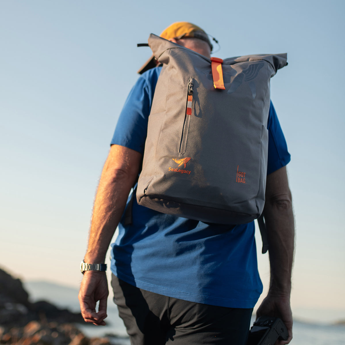 ROLLTOP EASY Rucksack von einem Mann auf dem Rücken getragen.