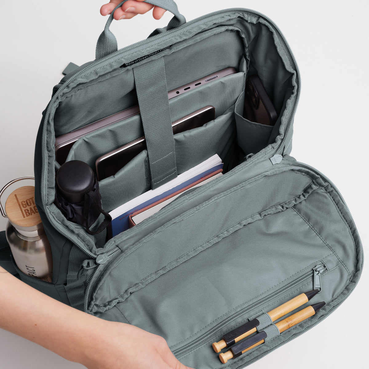 PRO PACK MONOCHROME EDITION Rucksack in basalt (graues Eisblau) von oben geöffnet mit organisiertem Inhalt.