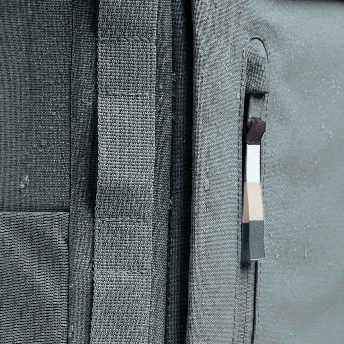 PRO PACK Monochrome Edition Rucksack in basalt (graues Eisblau), Detailaufnahme mit Wassertropfen.