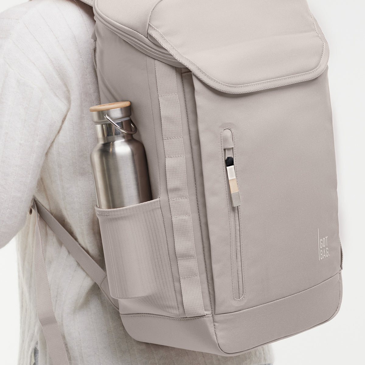 PRO PACK Rucksack in clam (helles, warmes Grau) von einer Person auf dem Rücken getragen.
