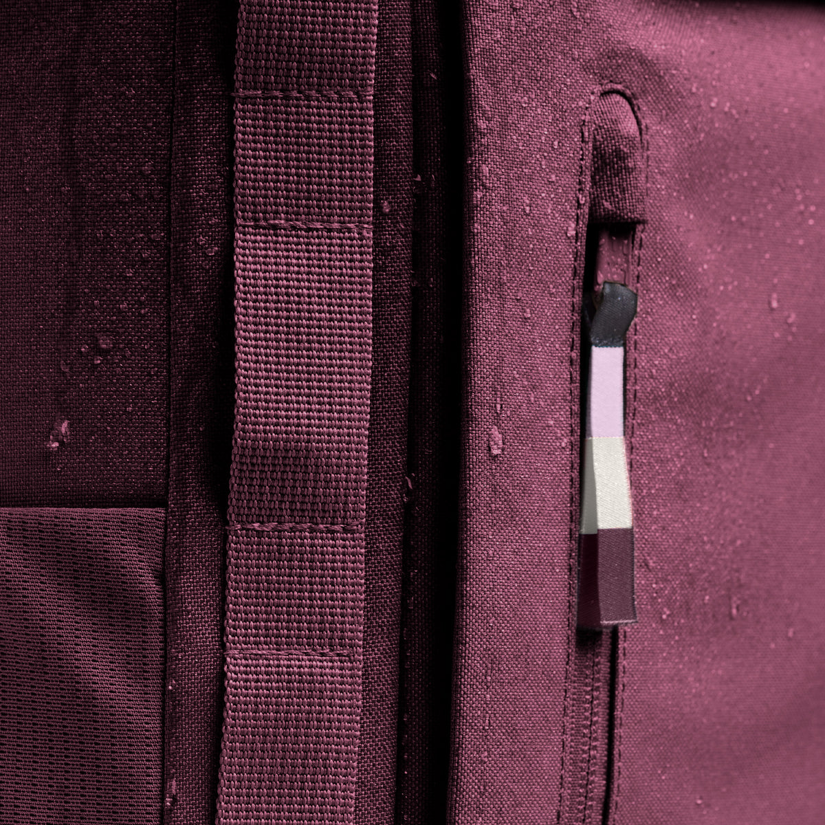PRO PACK Rucksack in kraken (Weinrot) als Detailaufnahme mit Wassertropfen.