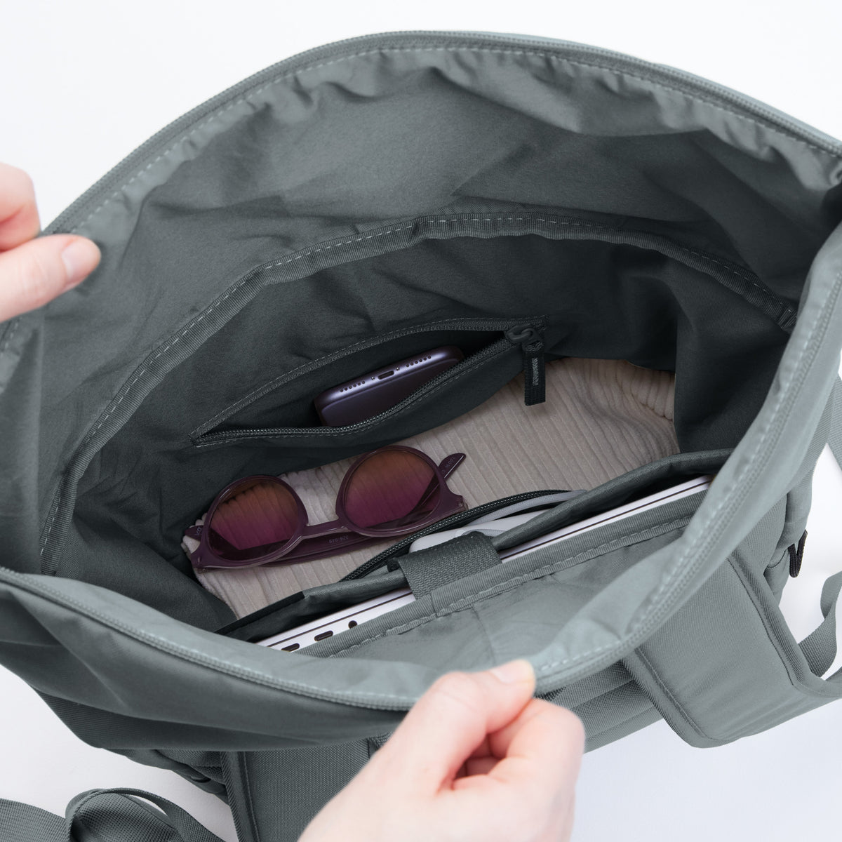 ROLLTOP EASY Rucksack in basalt (graues Eisblau), Innenansicht mit geöffnetem Hauptfach und Gegenständen.