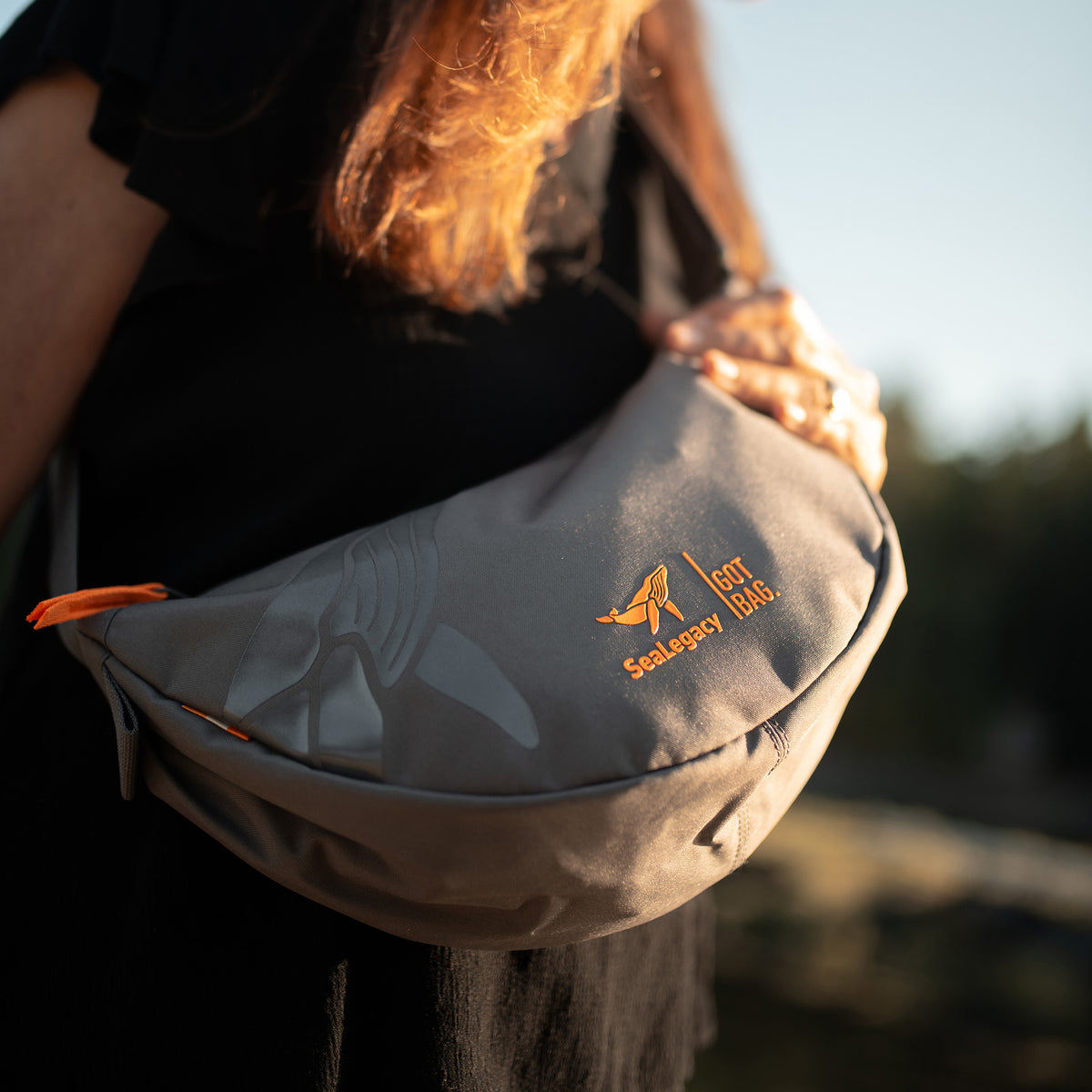 MOON BAG SMALL Tasche in shark (Dunkelgrau) von einer Frau crossbody getragen.