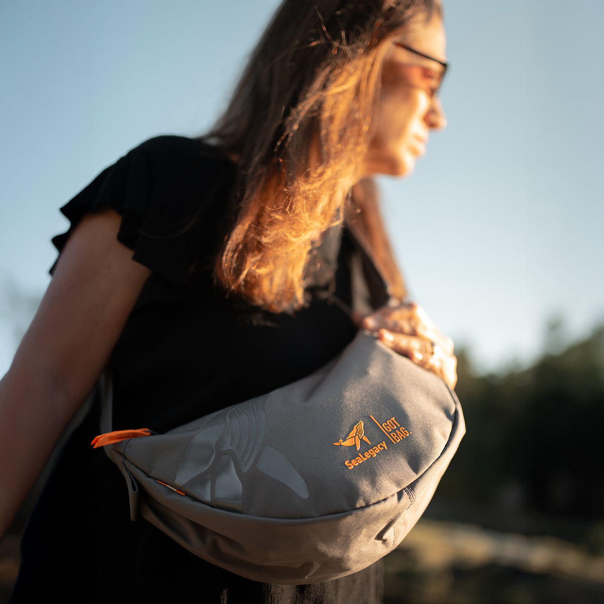MOON BAG SMALL Tasche in shark (Dunkelgrau) von einer Frau crossbody getragen.