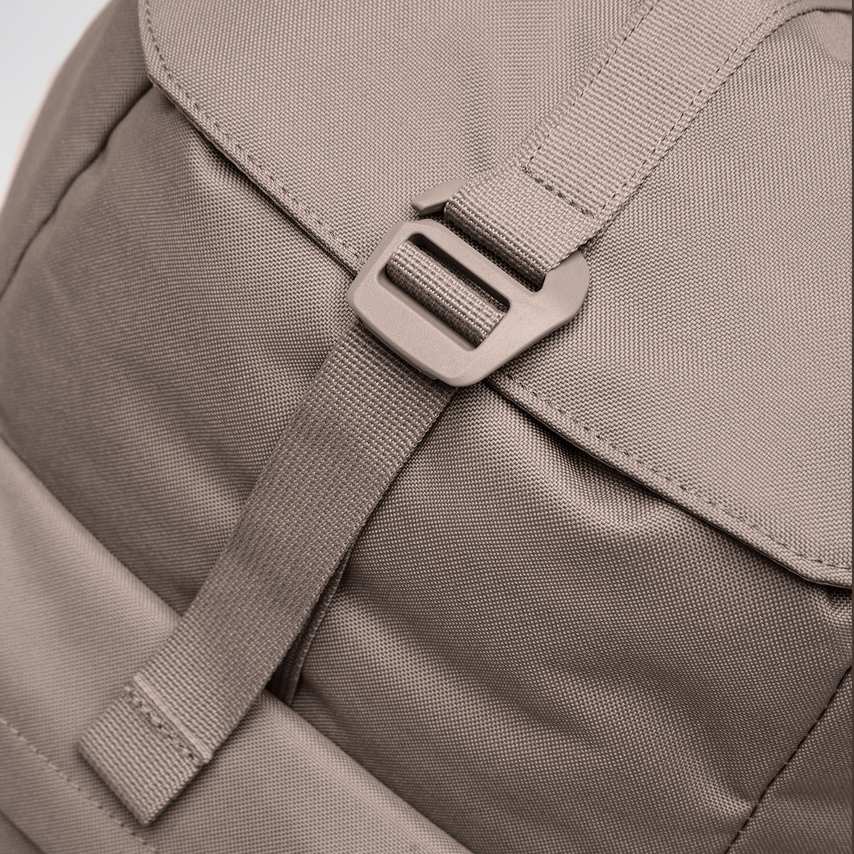 FLAP PACK Rucksack in oyster (klassisches Taupe-Braun) als Detailaufnahme.