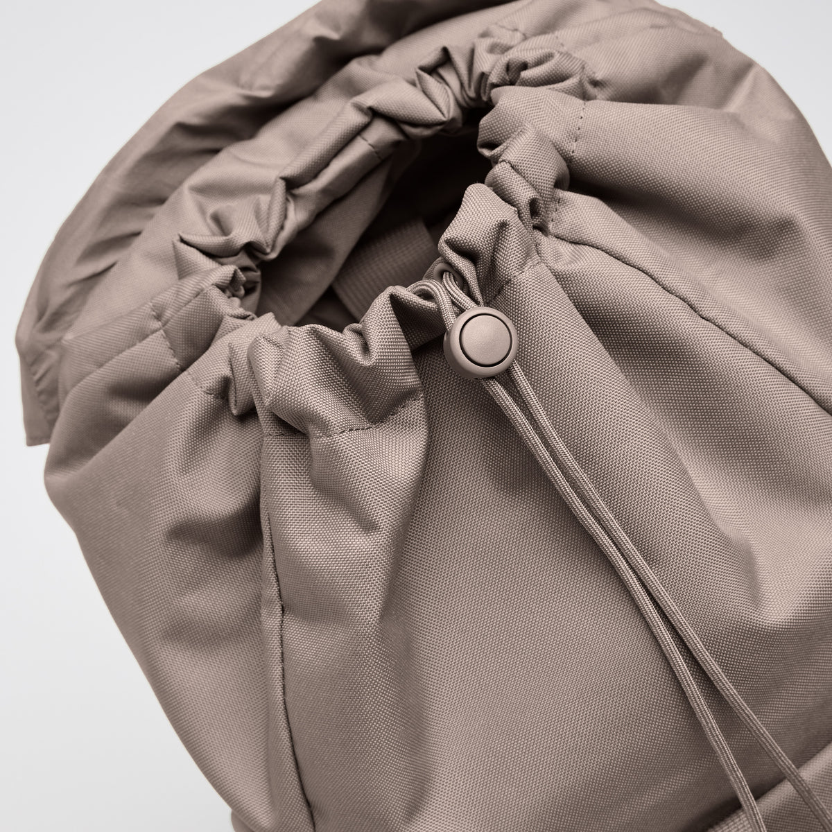 FLAP PACK Rucksack in oyster (klassisches Taupe-Braun) als Detailaufnahme.