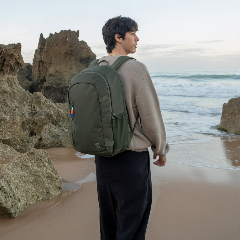 HYBRID PACK Rucksack in algae (Dunkelgrün mit Graustich) von einem Mann als Rucksack auf dem Rücken getragen.