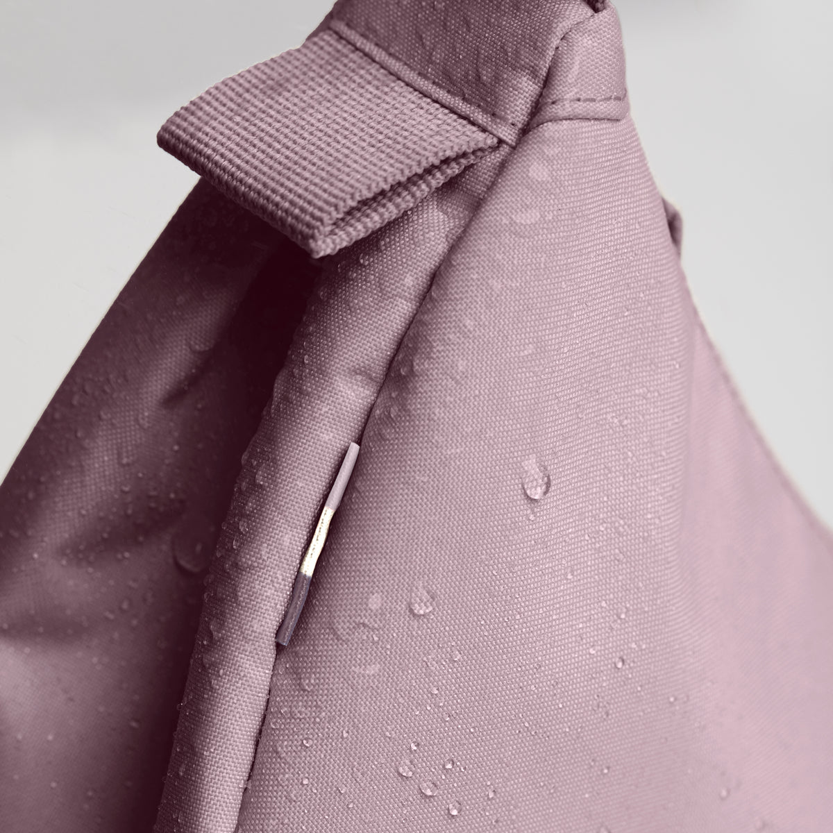 MOON BAG SMALL Tasche in calamary (Altrosa), wasserabweisend, als Detailaufnahme.