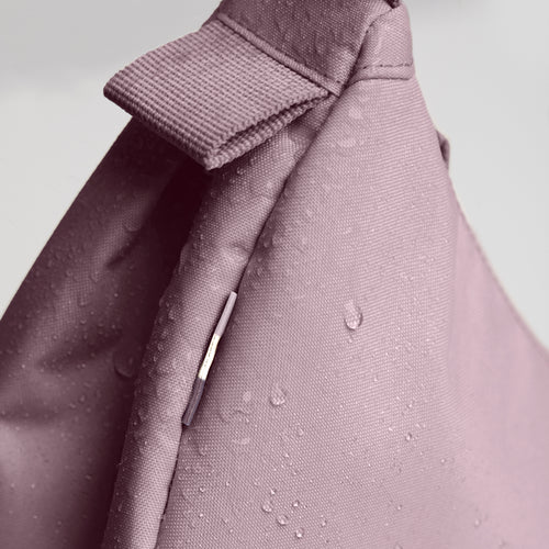 MOON BAG SMALL Tasche in calamary (Altrosa), wasserabweisend, als Detailaufnahme.