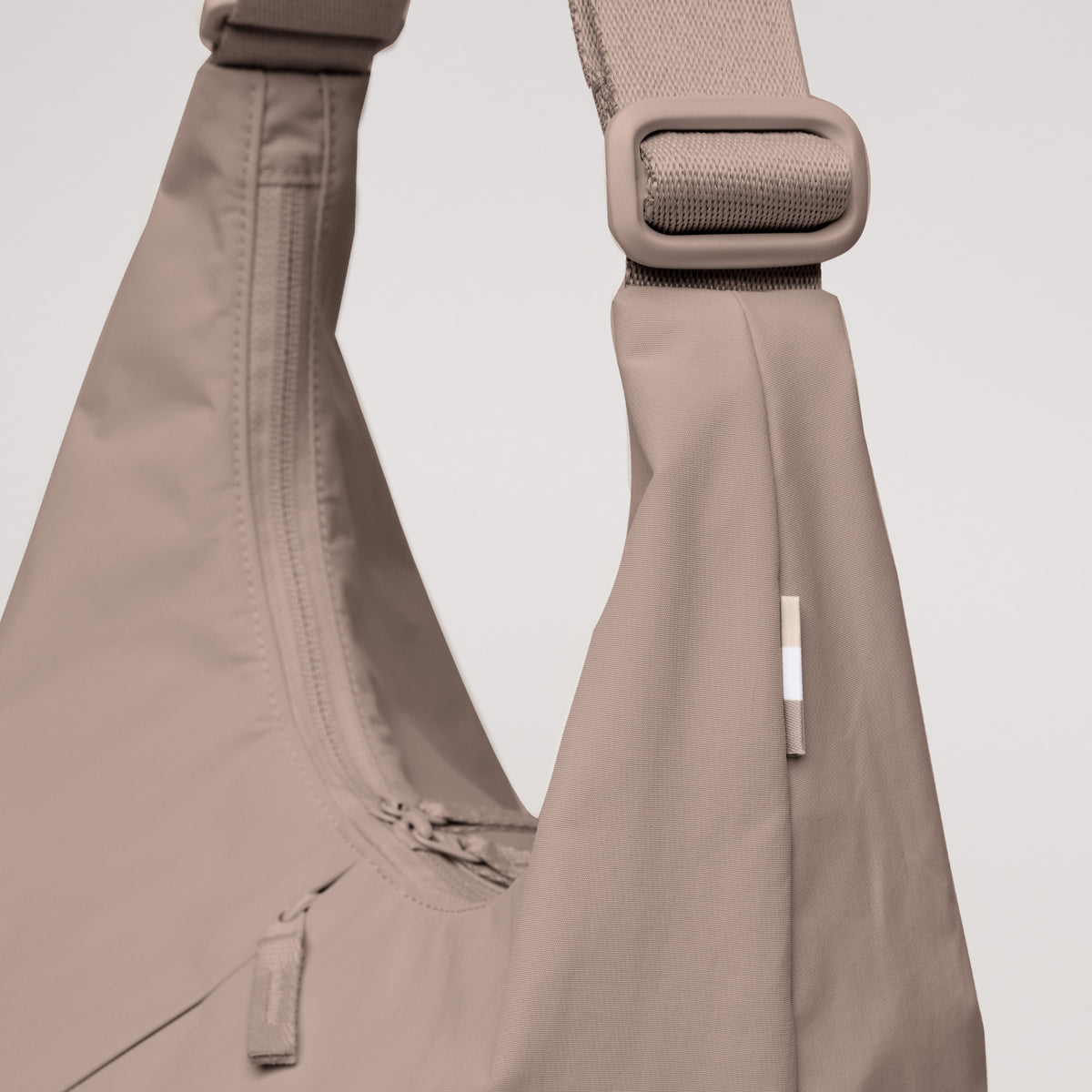 T SHAPE BAG LARGE Tasche in black (Schwarz) als Detailaufnahme, die Stoff und Schnalle zeigt.
