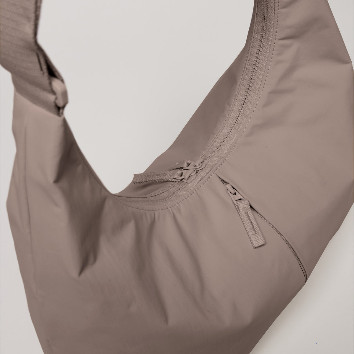 T SHAPE BAG MINI Tasche in oyster (klassisches Taupe-Braun) in Draufsicht.