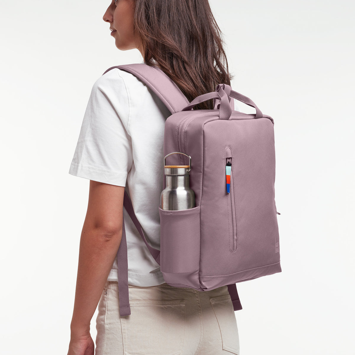 DAYPACK 2.0 Rucksack in calamary (Altrosa) von einer Frau als Rucksack auf dem Rücken getragen.