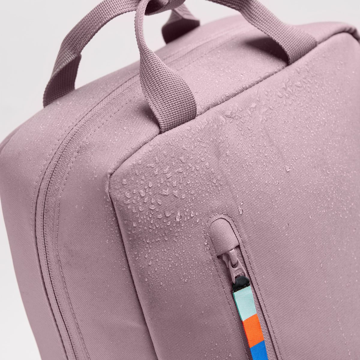 DAYPACK Rucksack in calamary (Altrosa), Detailaufnahme der Wasserfestigkeit.