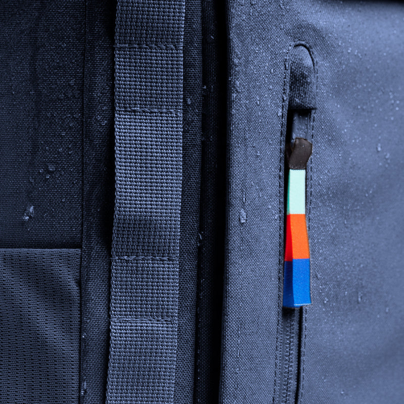 PRO PACK Rucksack in deep ocean (dunkles Marineblau) als Detailaufnahme, wasserabweisend.