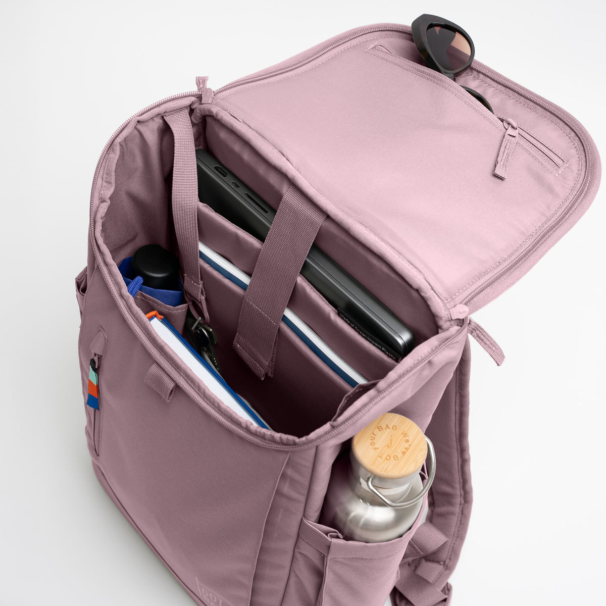 SERENE PACK Rucksack in calamary (Altrosa) als Detailaufnahme des geöffneten Rucksacks mit Inhalt.
