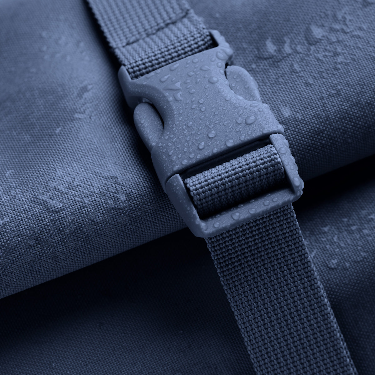 ROLLTOP 2.0 Rucksack in deep ocean (dunkles Marineblau) mit wasserabweisendem Stoff und Schnalle mit Wassertropfen.