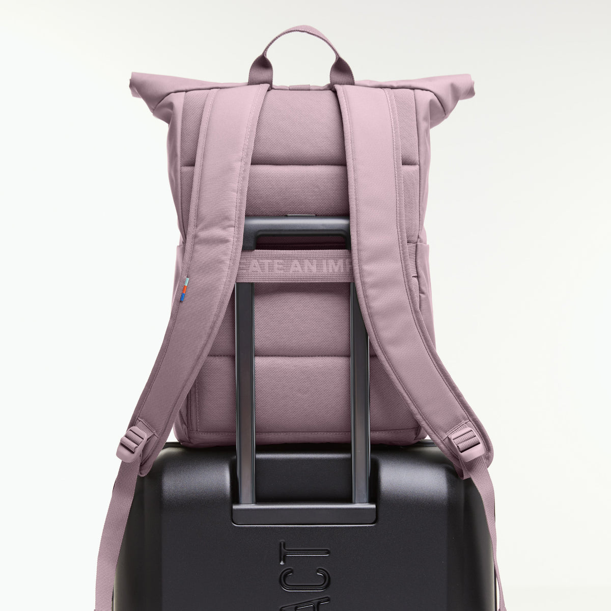 ROLLTOP EASY Rucksack in calamary (Altrosa) auf einem Koffergriff, Rückansicht.
