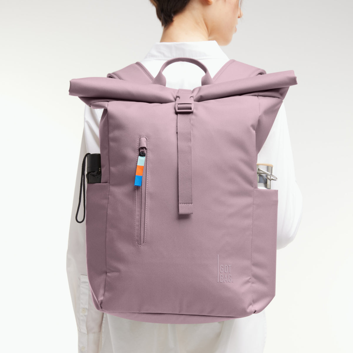 ROLLTOP EASY Rucksack in calamary (Altrosa) von einer Frau als Rucksack auf dem Rücken getragen.
