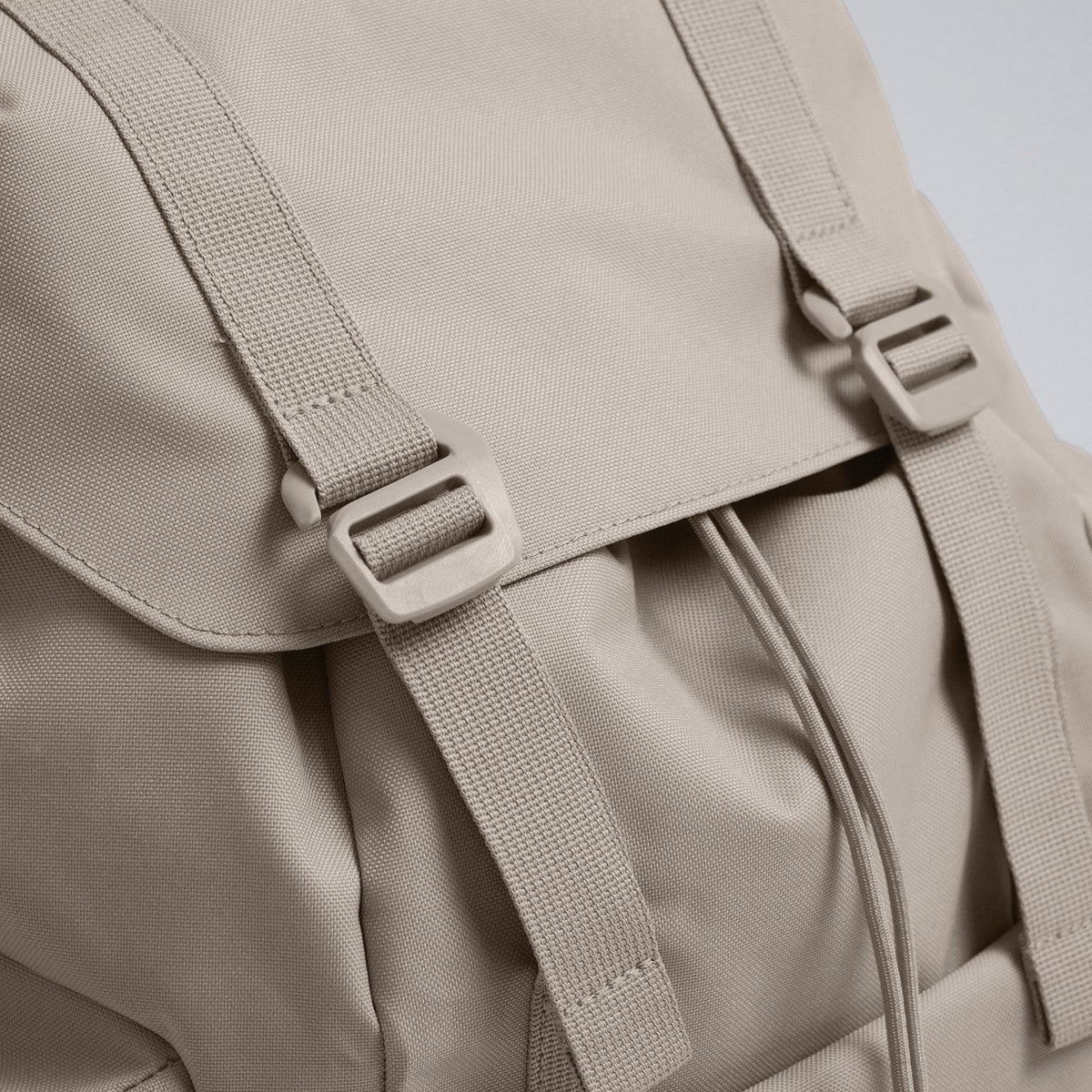 FLAP PACK LARGE Rucksack in scallop (helles Beige) als Detailaufnahme.