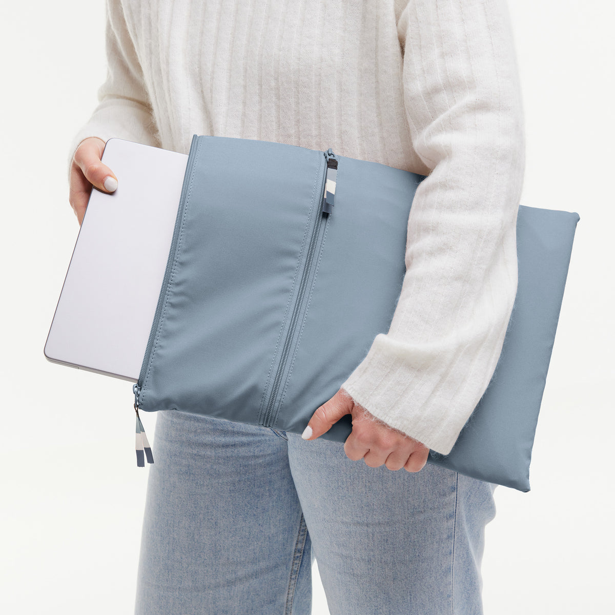 ROLLTOP 2.0 MONOCHROME EDITION Accessoire in marlin (grau-blau) von einer Frau in den Händen gehalten.