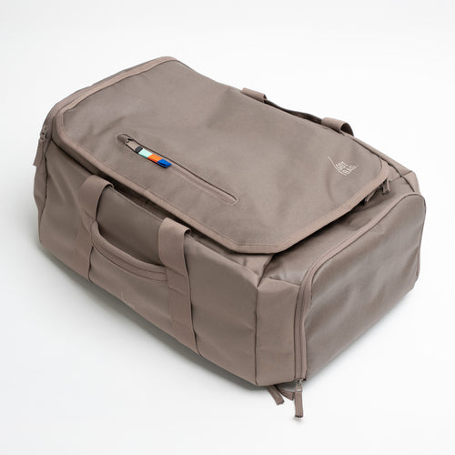 DUFFLE PACK Tasche in oyster (klassisches Taupe-Braun) in perspektivischer Ansicht.