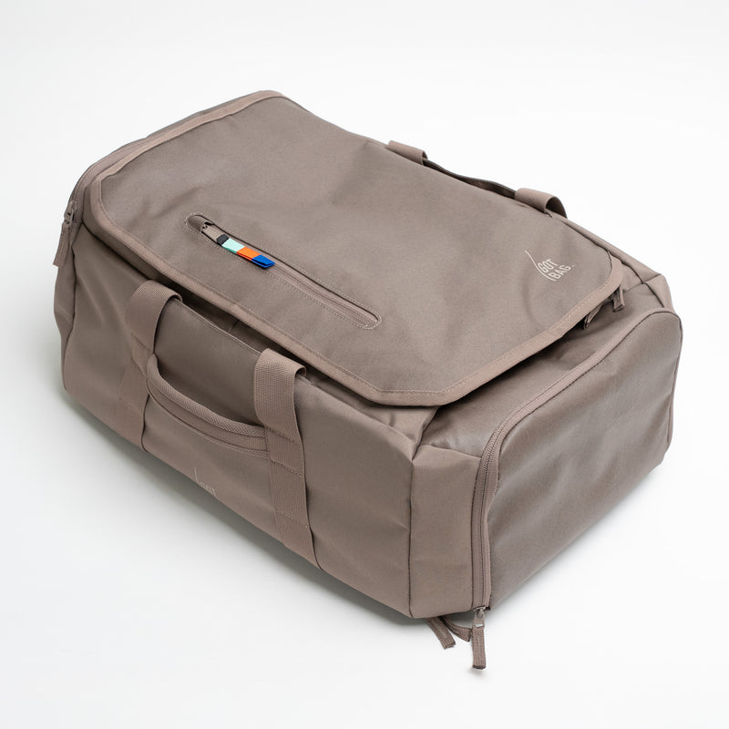 DUFFLE PACK Tasche in oyster (klassisches Taupe-Braun) in perspektivischer Ansicht.