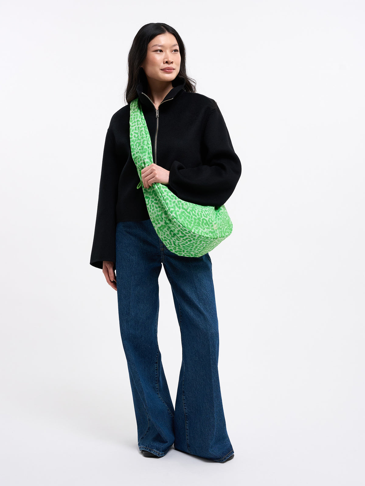 MOON BAG RUFFLE Tasche in shark (Dunkelgrau) von einer Frau crossbody getragen.