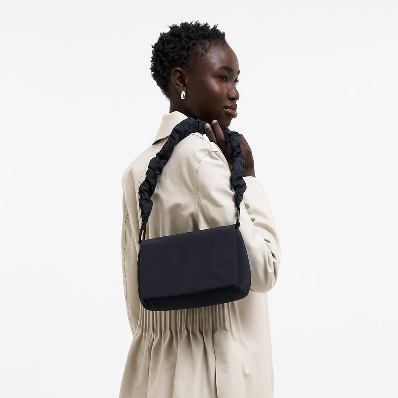 LUCID BAG Tasche in black (Schwarz) von einer Frau über der Schulter getragen.