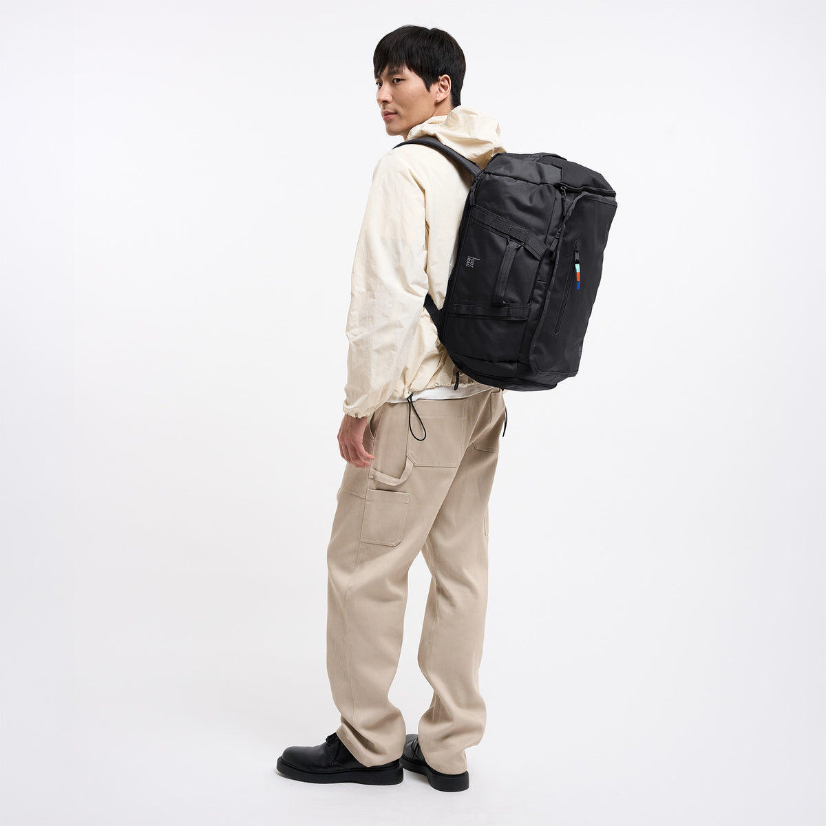 DUFFLE PACK Rucksack in black (Schwarz) von einem Mann auf dem Rücken getragen.