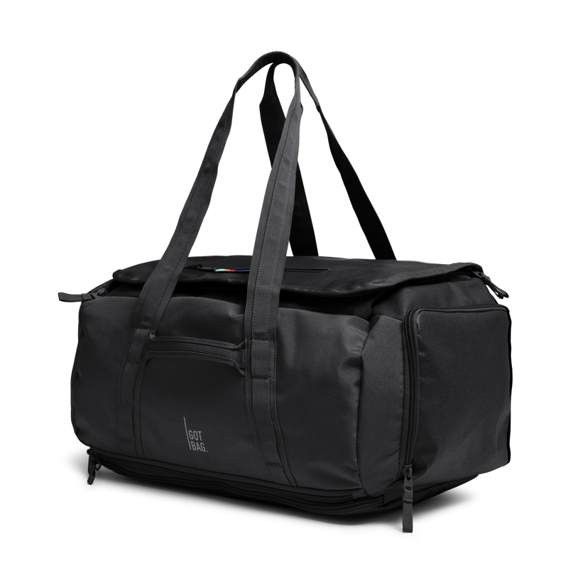 DUFFLE PACK Tasche in black (Schwarz) als Studioaufnahme in diagonaler Ansicht.