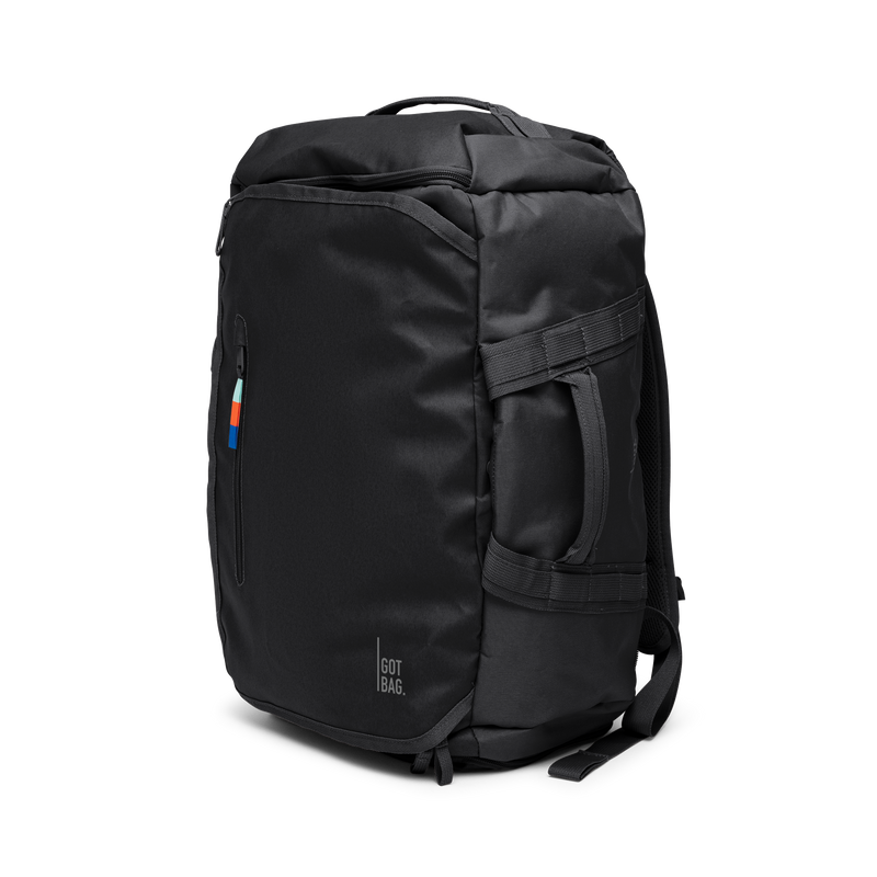 DUFFLE PACK Rucksack in black (Schwarz) in diagonaler Ansicht.