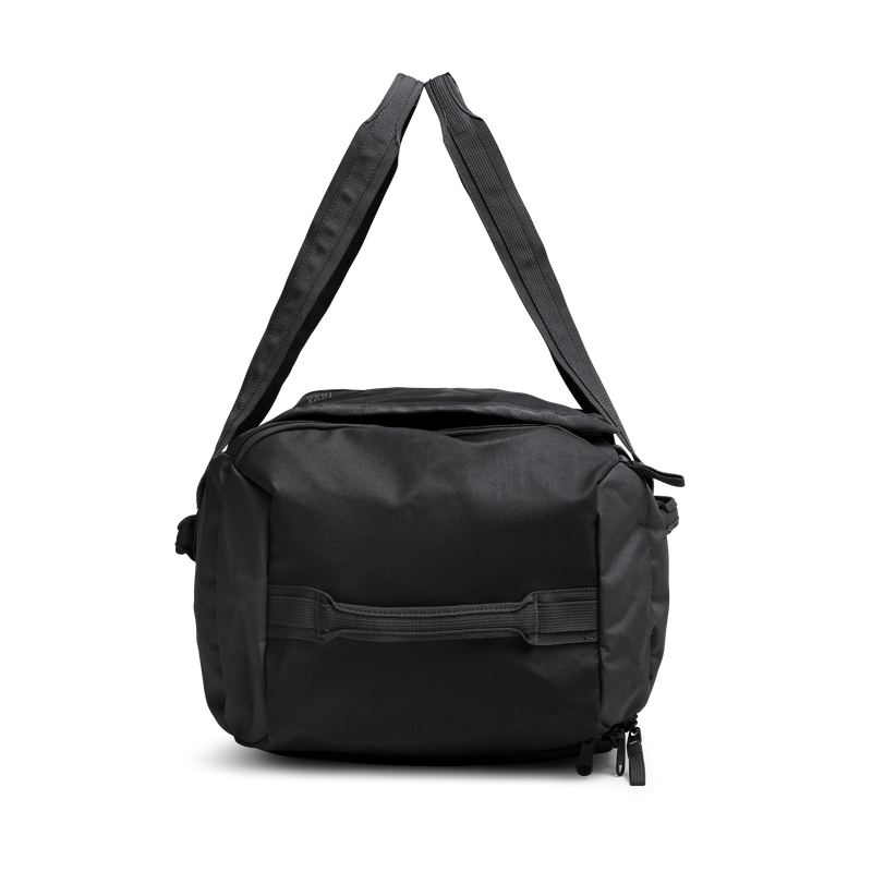 DUFFLE PACK Tasche in black (Schwarz) als Studioaufnahme in Seitenansicht.