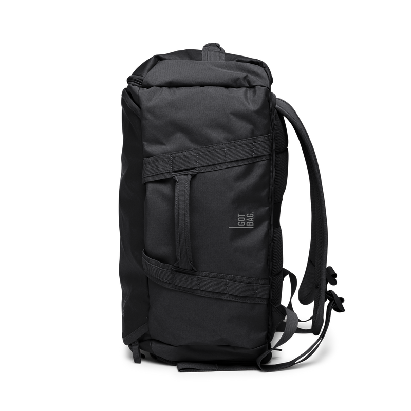 DUFFLE PACK Tasche in black (Schwarz) in Seitenansicht.